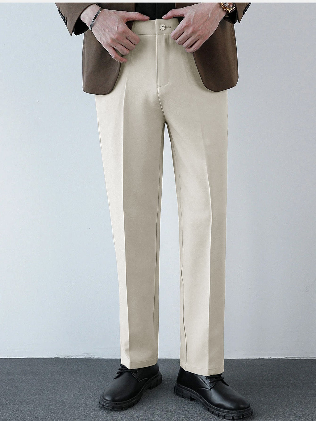 Pantalón regular beige con costuras marcadas y cinturilla con trabillas