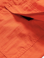 Bañador corto naranja: detalle de costuras y etiqueta interior