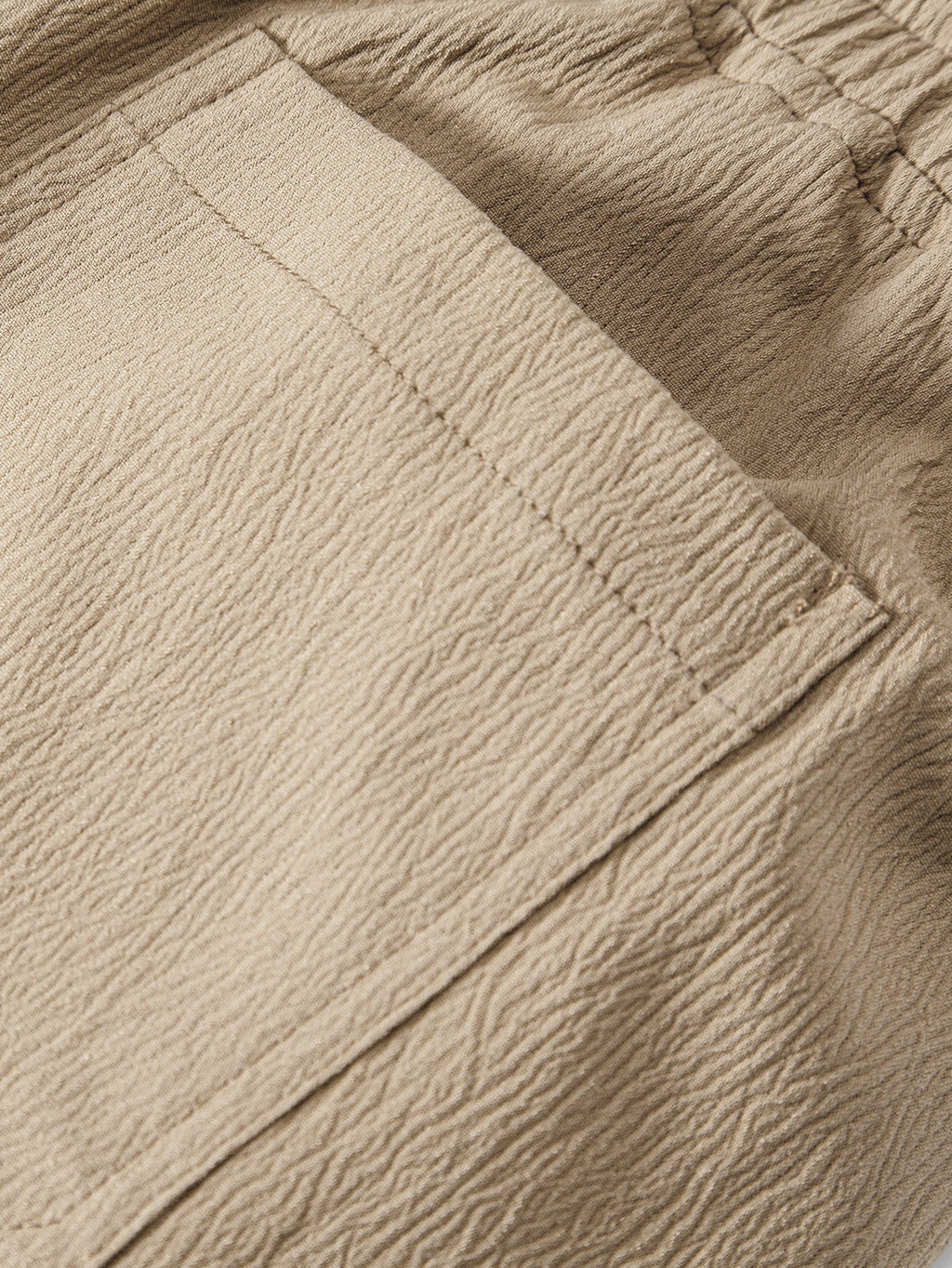 Pantalón corto beige con costuras marcadas en la pernera