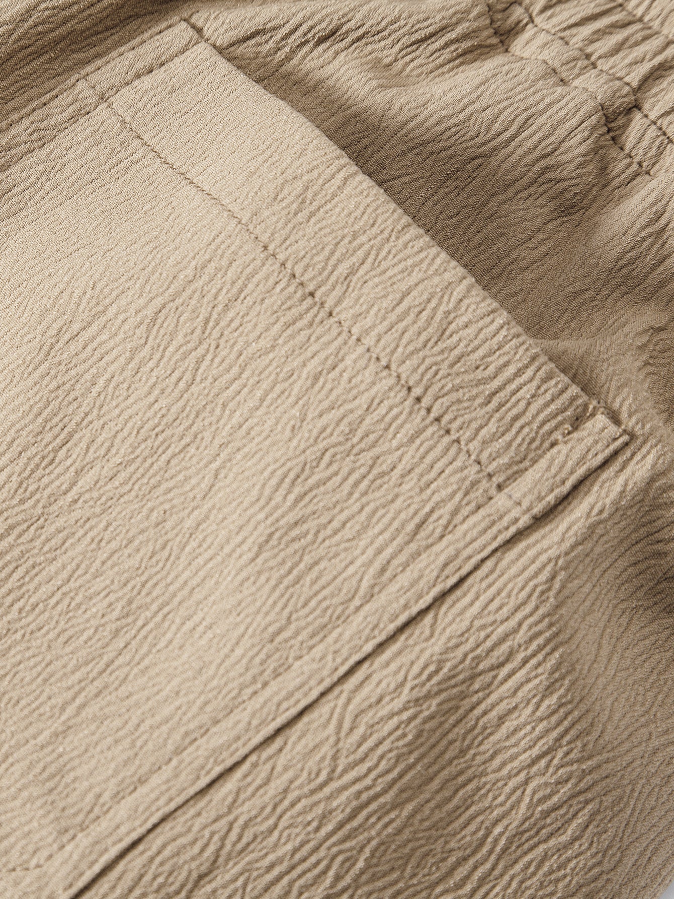 Pantalón corto beige con costuras marcadas en la pernera
