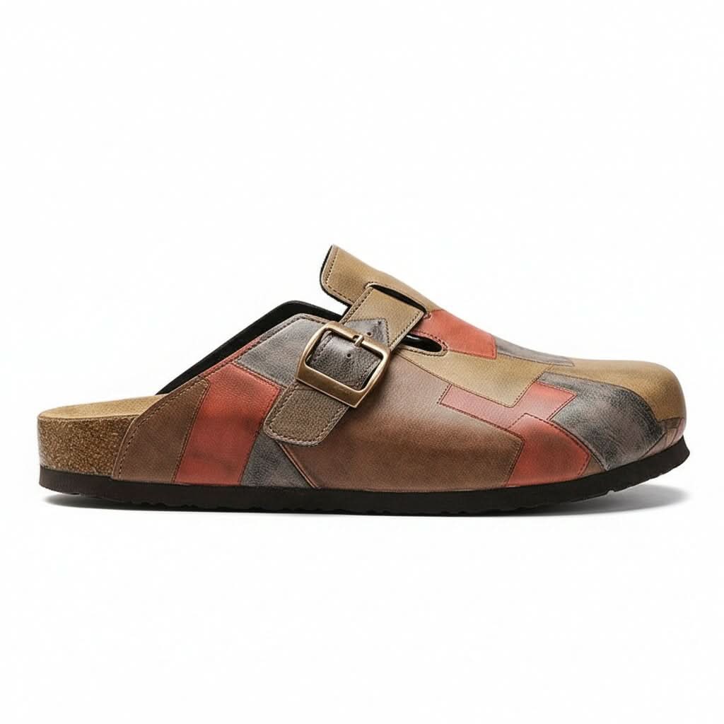 Zapatos de madera patchwork caqui y rojo, con dos correas y hebilla metálica