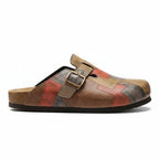 Zapatos de madera patchwork caqui y rojo, con dos correas y hebilla metálica