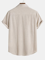 Camisa de manga corta color beige, vista trasera con cuello y botones