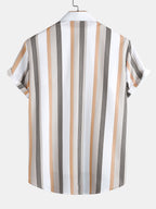 Camisa abotonada a rayas verticales beige, blancas y negras, vista trasera