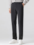 Pantalón cónico negro con tiro medio, bolsillos y pernera recta