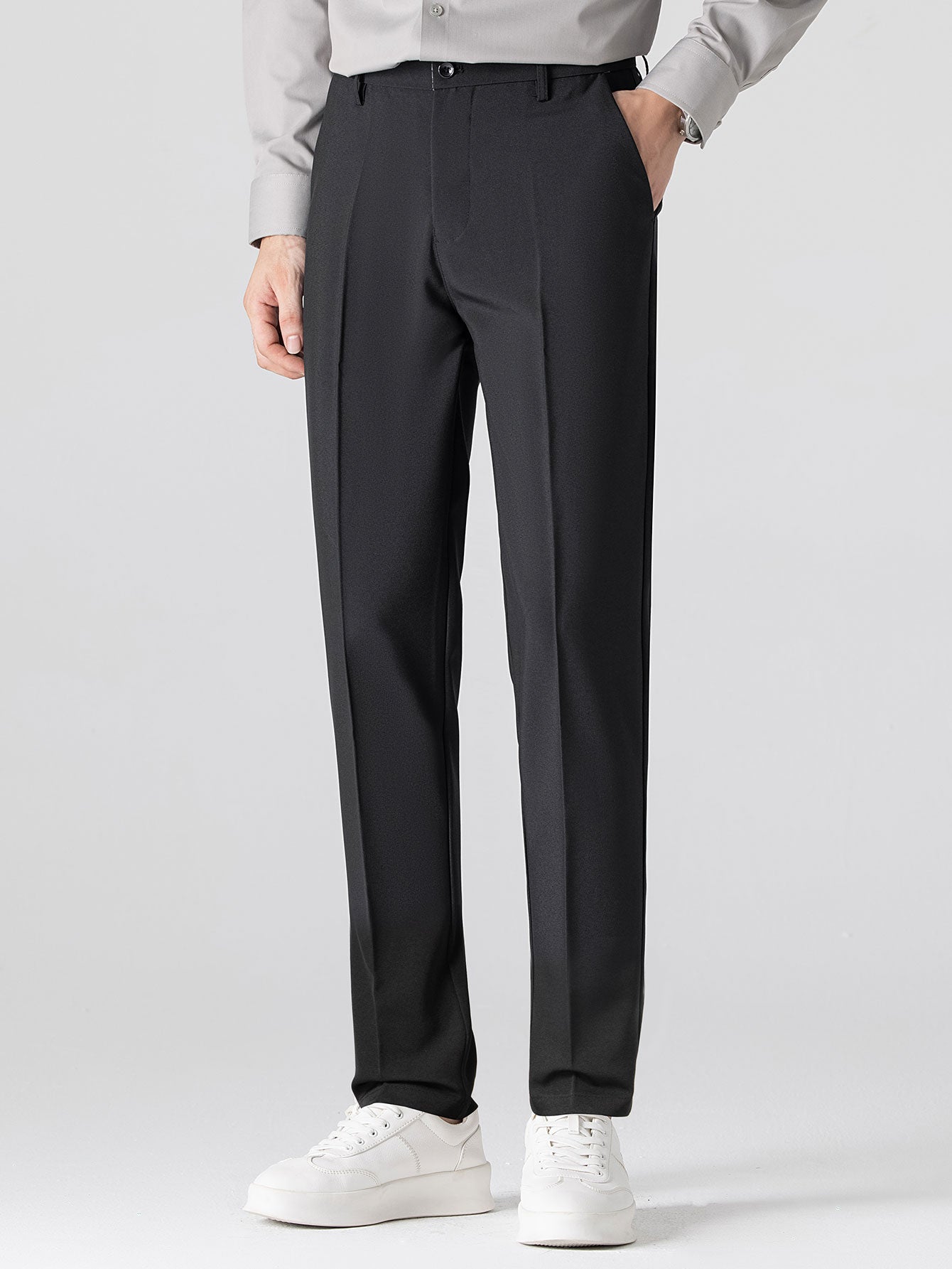 Pantalón cónico negro con tiro medio, bolsillos y pernera recta