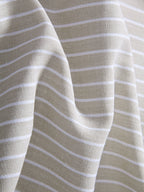 Pantalón recto de lino con rayas horizontales beige y blancas, tela texturizada