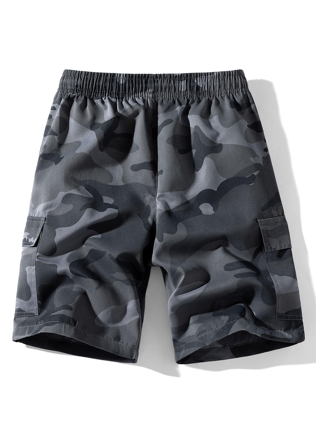 Pantalón corto de camuflaje gris oscuro con trabillas en cintura y bolsillo lateral cuadrado
