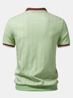 Polo Riviera verde claro vista trasera con ribetes marrones y patrón vertical.