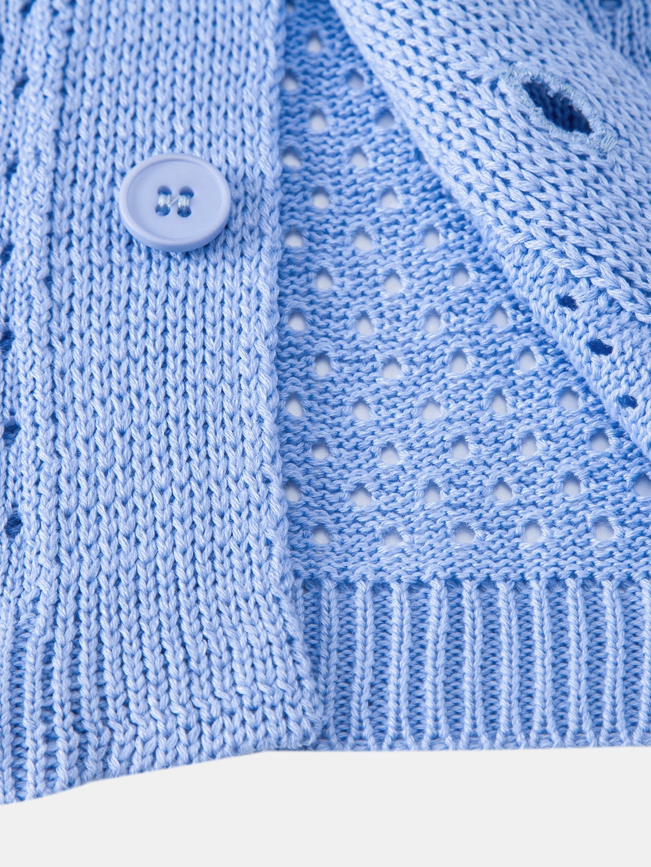 Camisa Marbella azul de punto calado con botón y bajo acanalado
