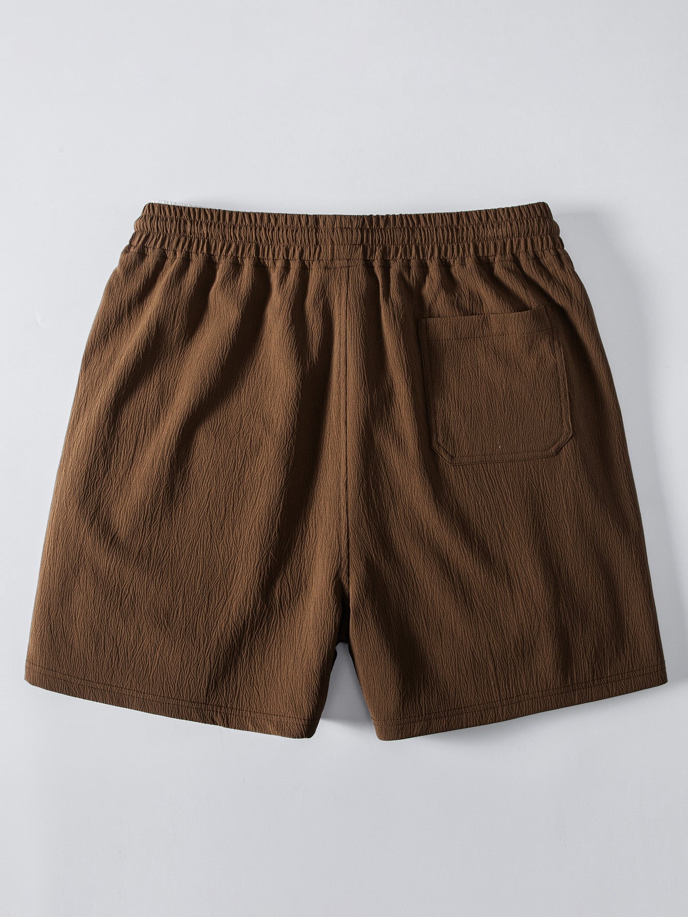 Pantalón corto marrón con cintura elástica y bolsillo trasero en un lado