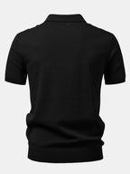 Polo Santorini negro visto por detrás