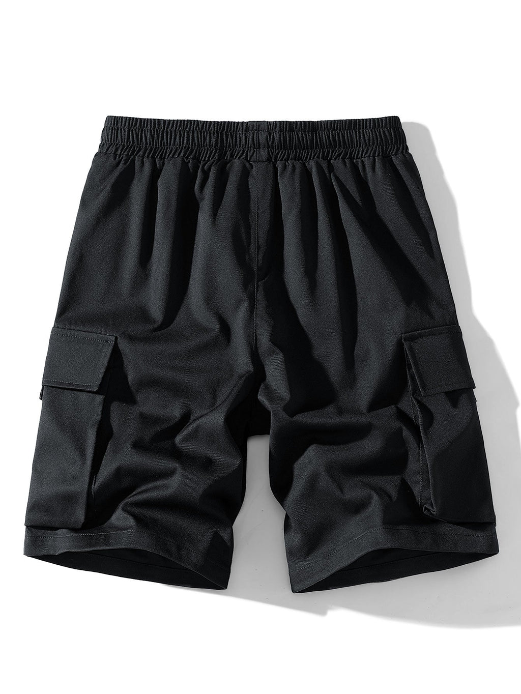 Pantalón corto de tela negro, cintura elástica y bolsillos cargo laterales.