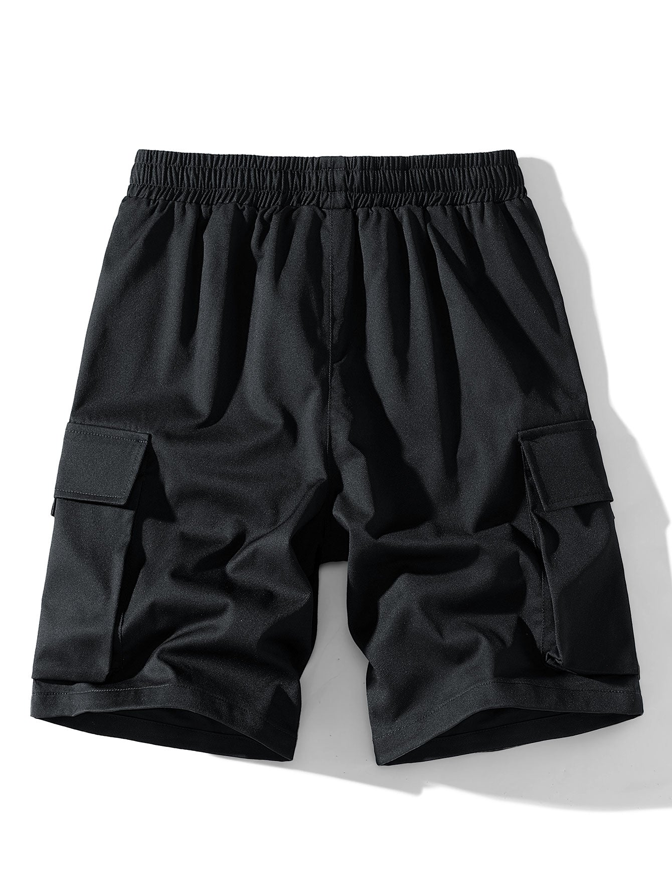 Pantalón corto de tela negro, cintura elástica y bolsillos cargo laterales.