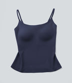 Top sin mangas Naomi Essential azul marino tipo peplum, tirantes finos