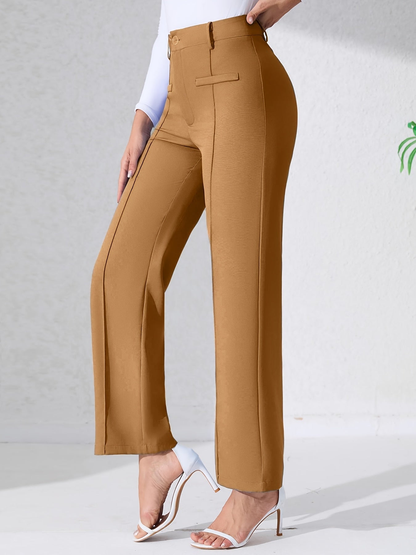 Pantalón de talle alto color camel con bolsillos, costuras frontales y pierna recta bota ancha
