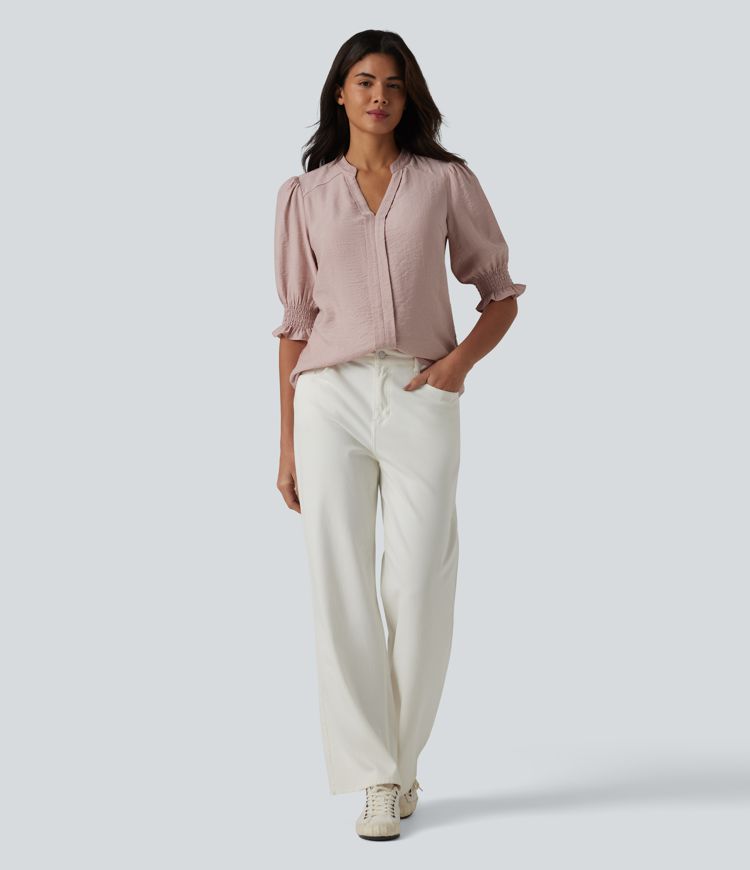 Blusa rosa palo con cuello en V y botones; mangas globo fruncidas