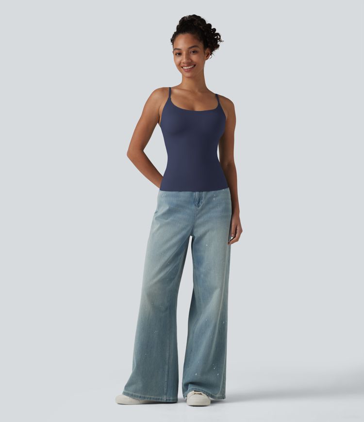 Top sin mangas Naomi Essential azul marino con tirantes finos y escote cuadrado
