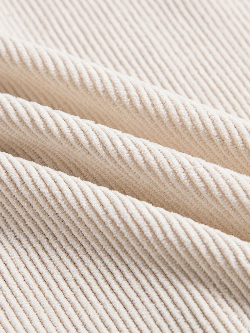 Tela acanalada color beige de la camisa, textura en relieve