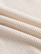 Tela acanalada color beige de la camisa, textura en relieve