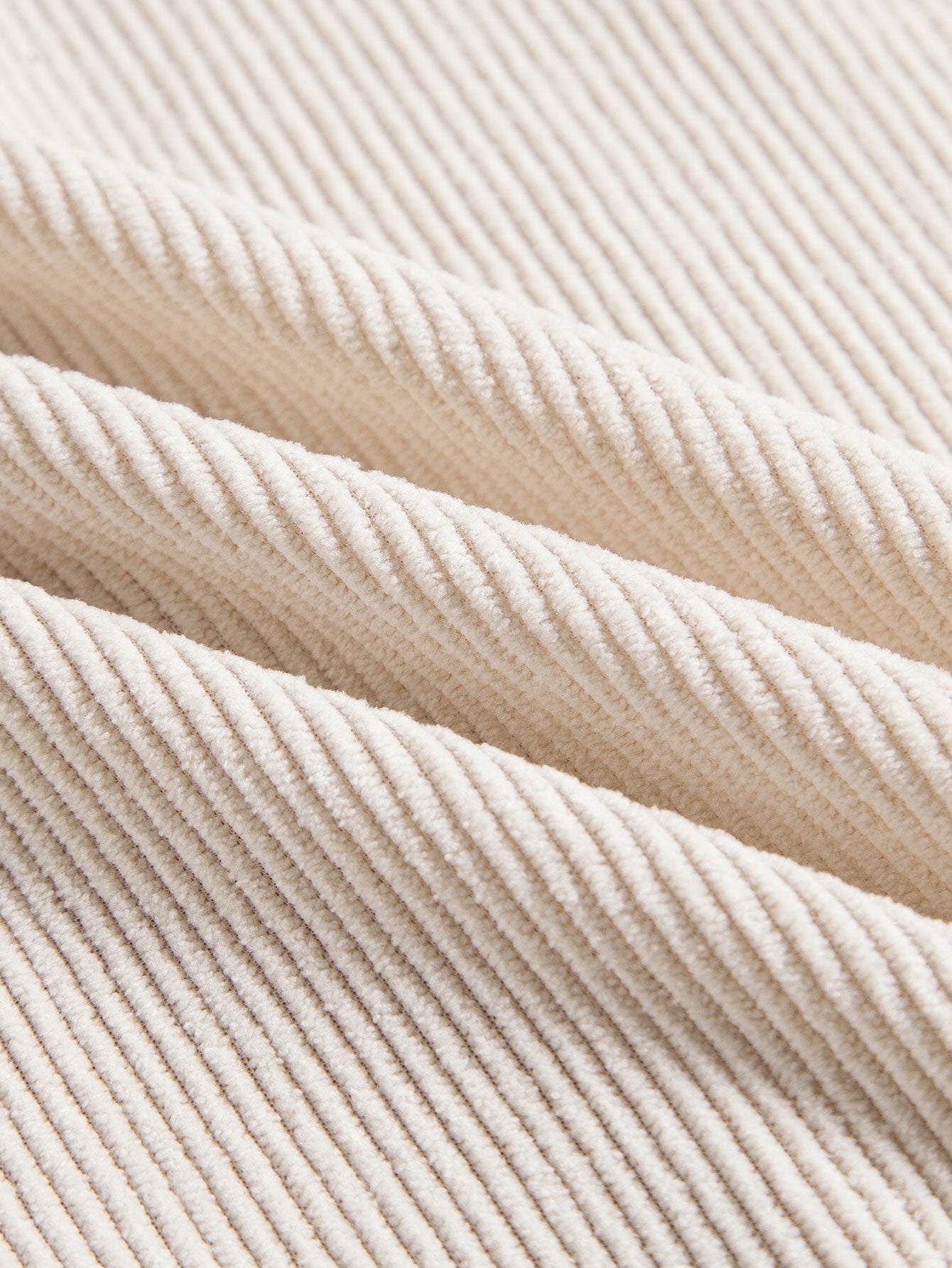 Tela acanalada color beige de la camisa, textura en relieve