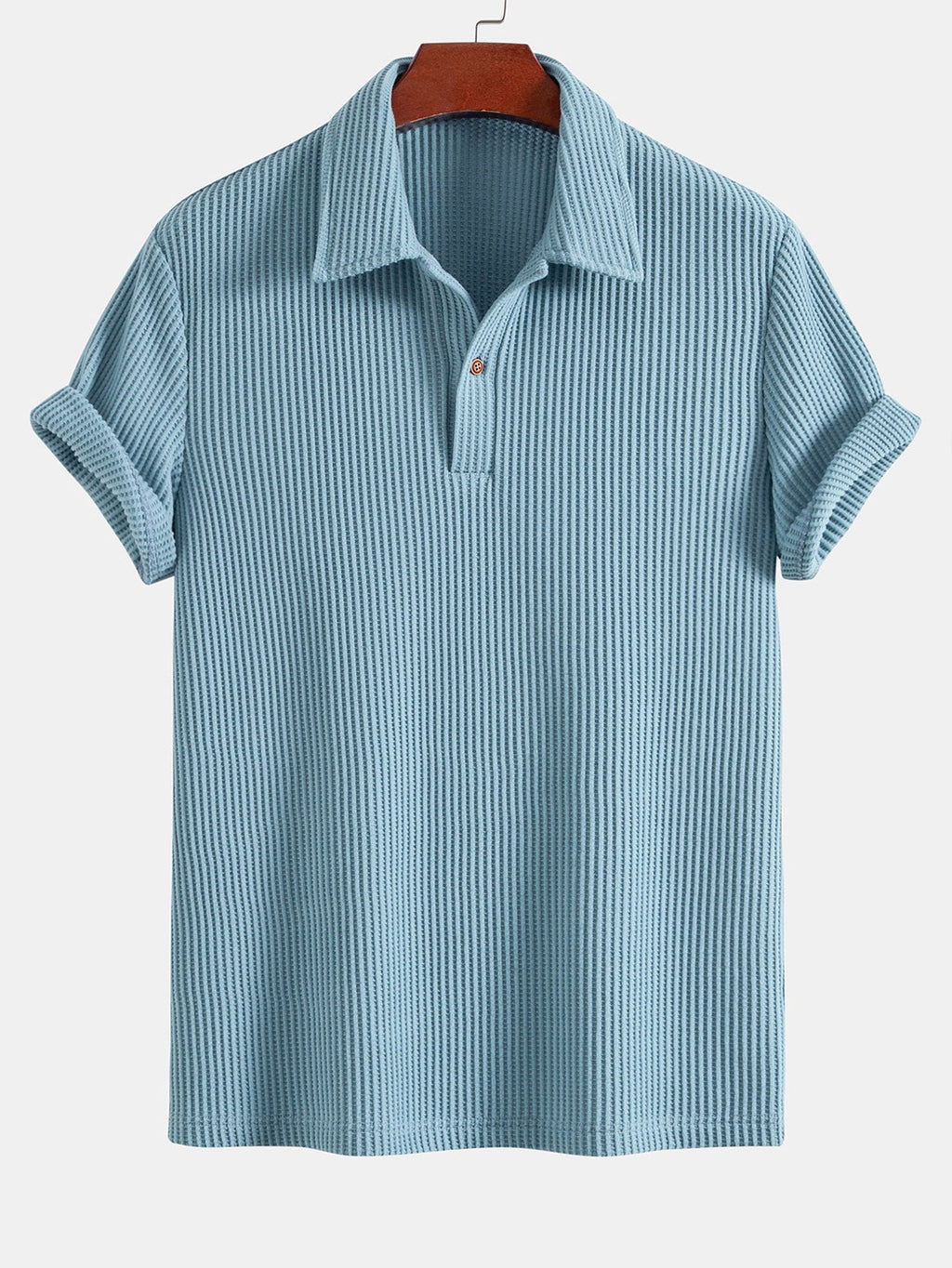 Polo de manga corta azul claro, cuello con tapeta y botones, tejido de rizo