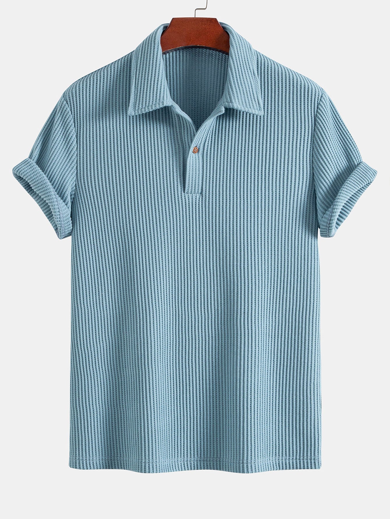 Polo de manga corta azul claro, cuello con tapeta y botones, tejido de rizo