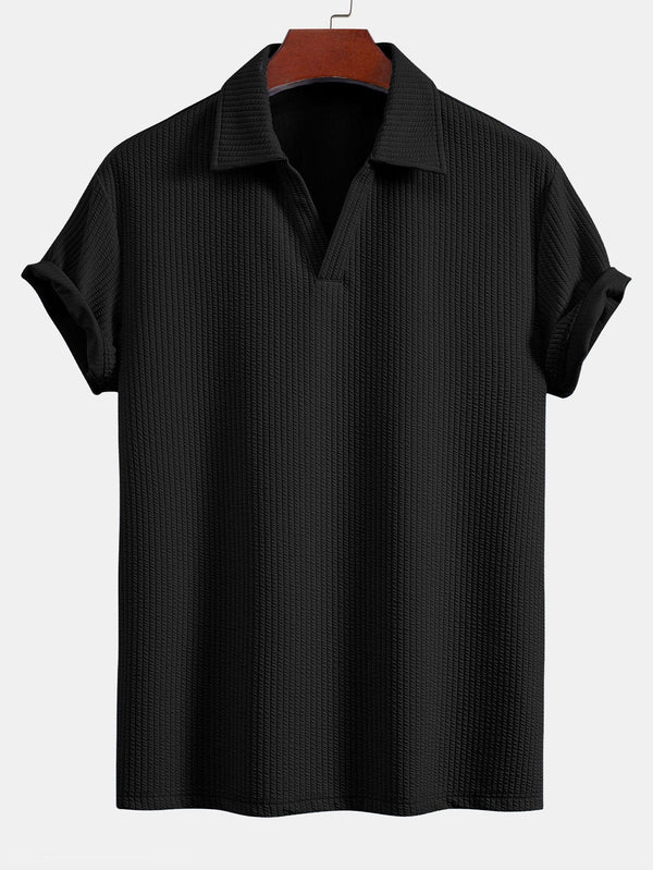 Polo Monaco negro de manga corta con cuello y tapeta con botones.