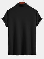 Polo Monaco negro de manga corta con cuello y parte trasera lisa.