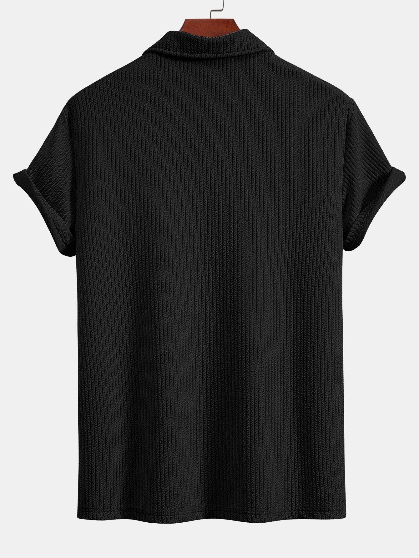 Polo Monaco negro de manga corta con cuello y parte trasera lisa.