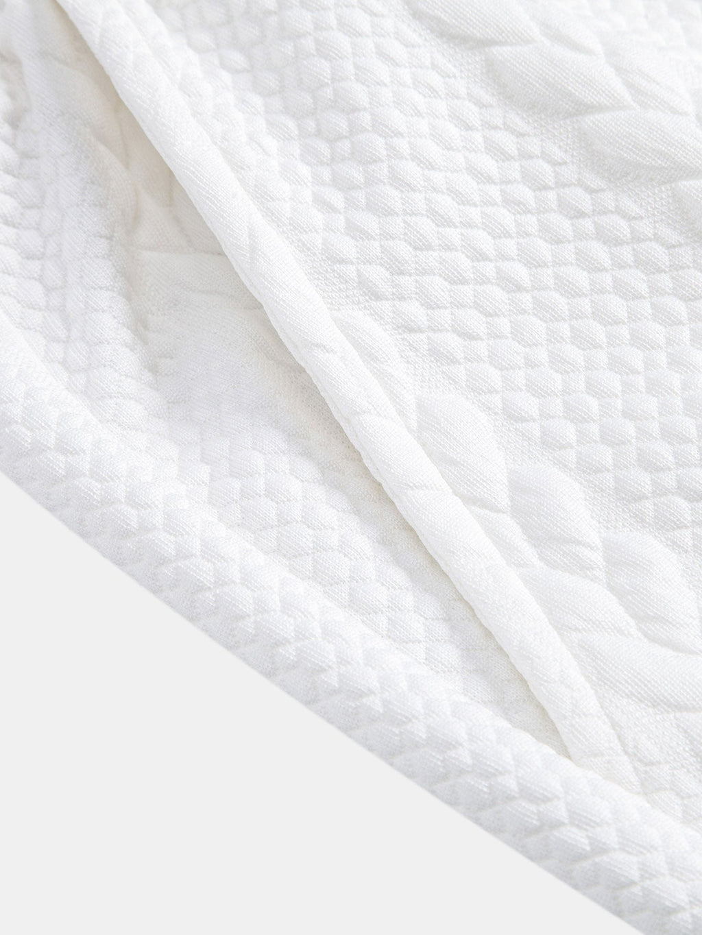 Tela del pantalón corto Capri blanco con textura de relieve en patrón