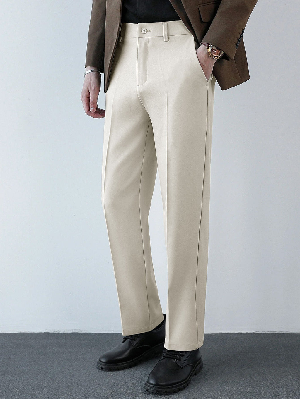 Pantalón regular beige con bolsillos laterales y pernera recta