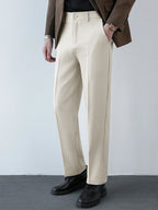 Pantalón regular beige con bolsillos laterales y pernera recta