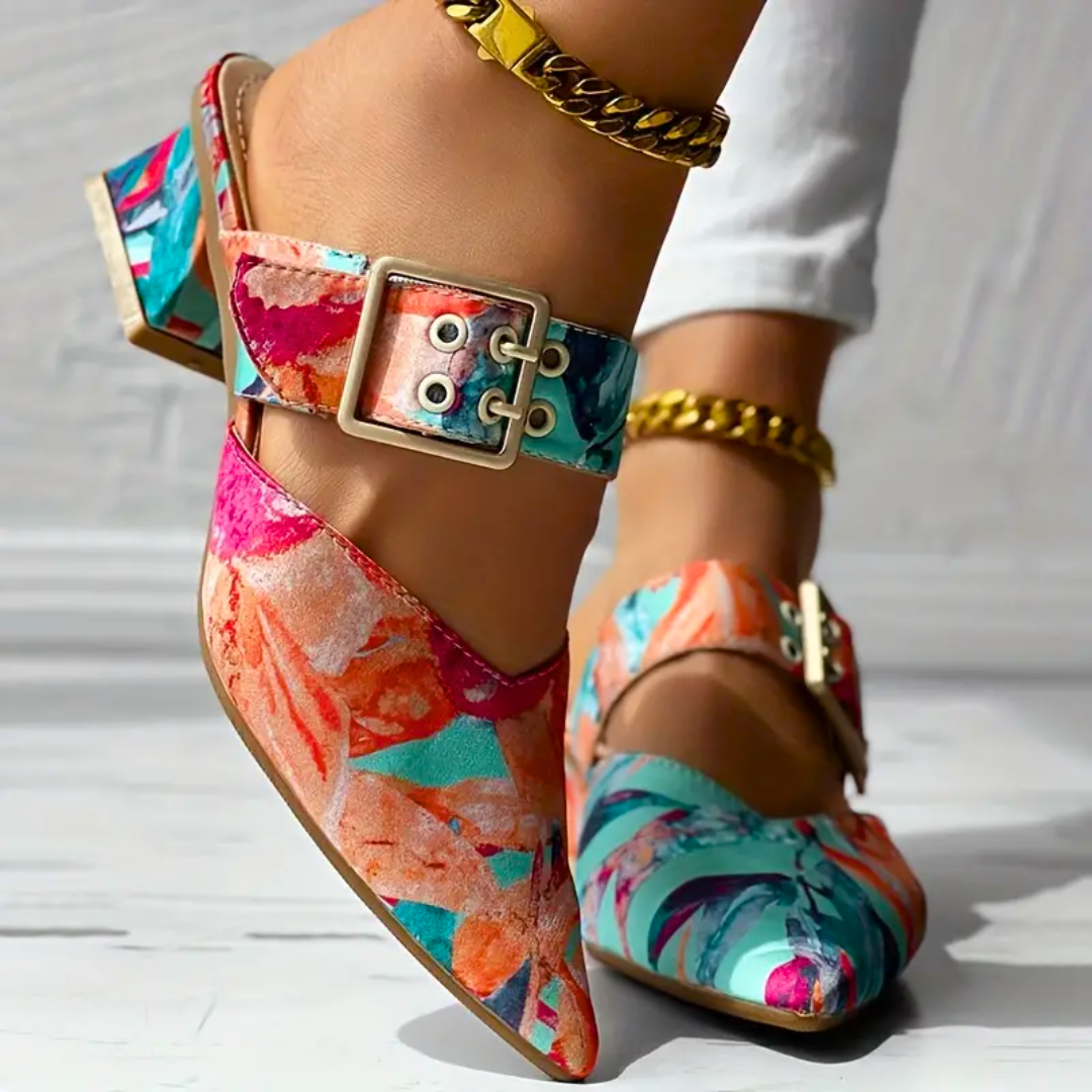 Tacones de tacón cuadrado multicolor con puntera puntiaguda y tira con hebilla metálica