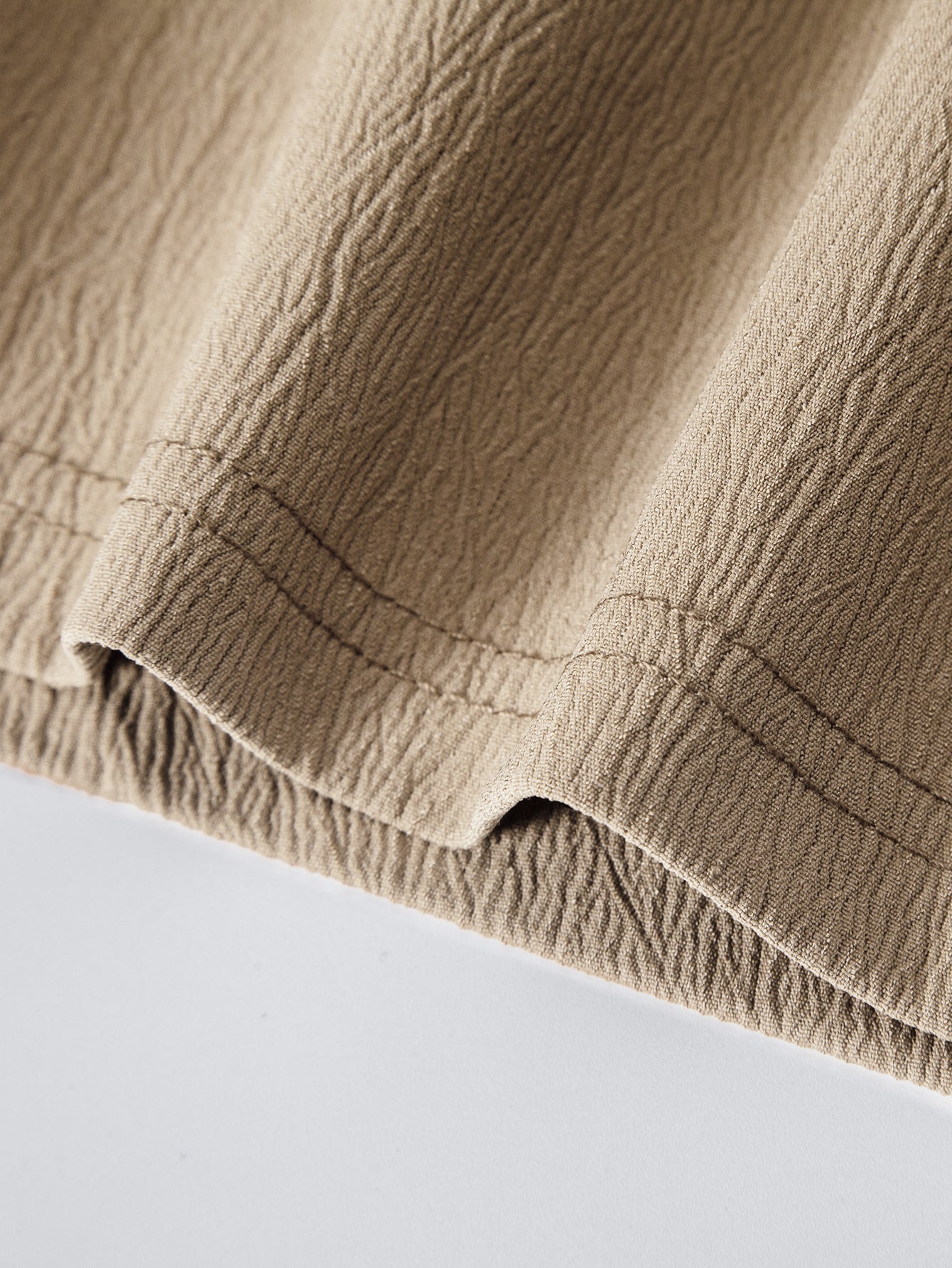 Pantalón corto beige con dobladillo elástico acanalado