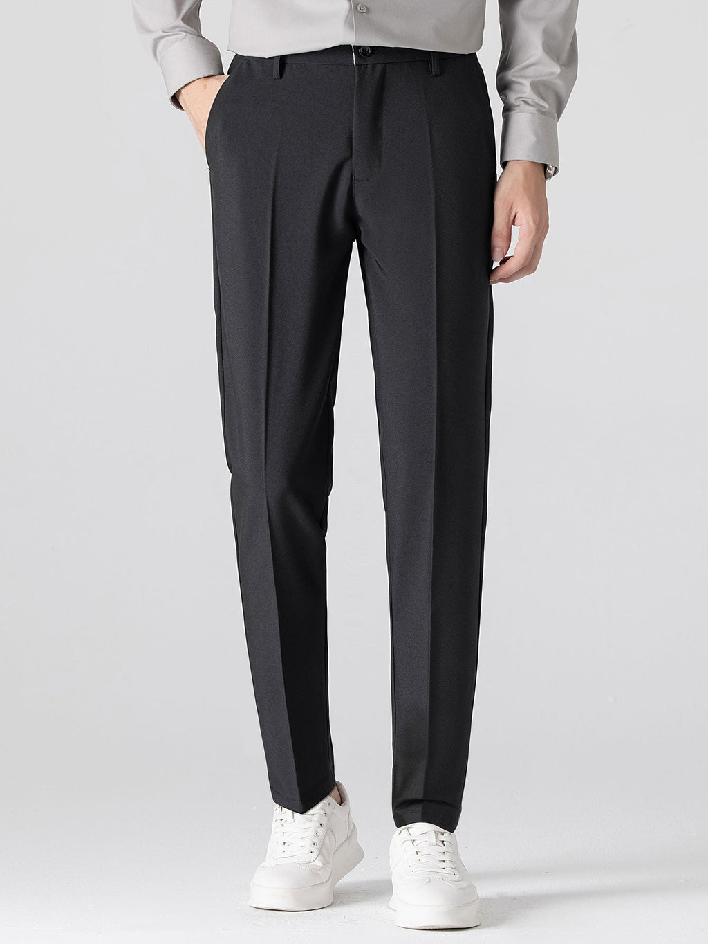 Pantalón cónico negro con costuras laterales y dobladillo entallado