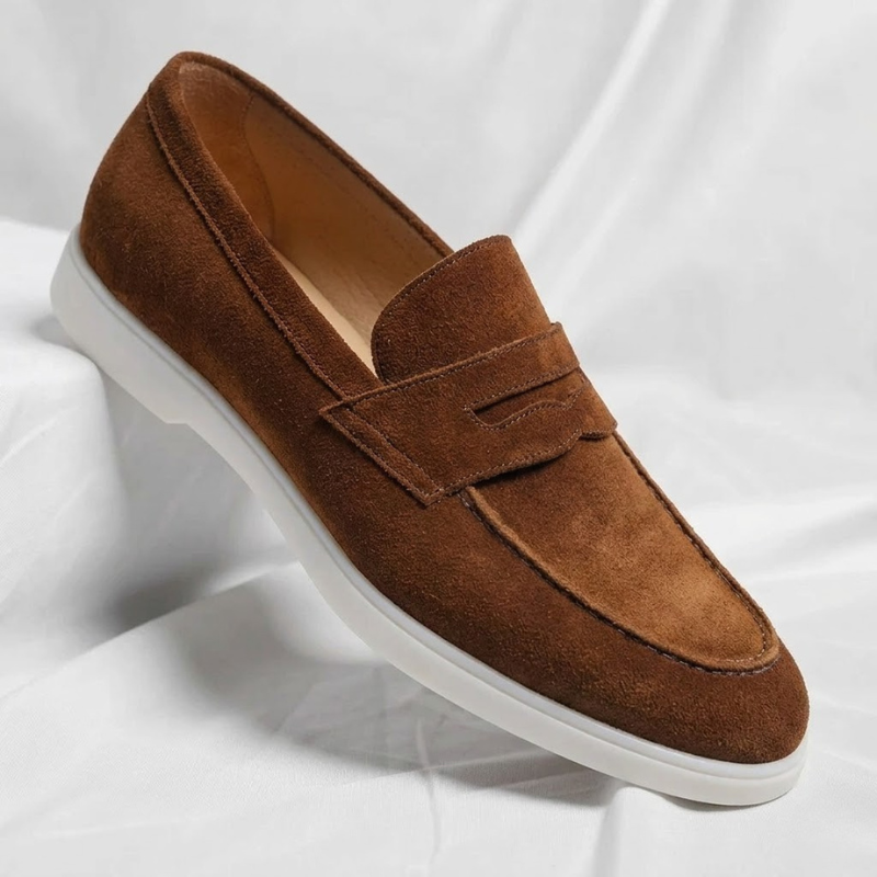 Mocasines PENNY para hombre color marrón, con tira al frente y suela blanca