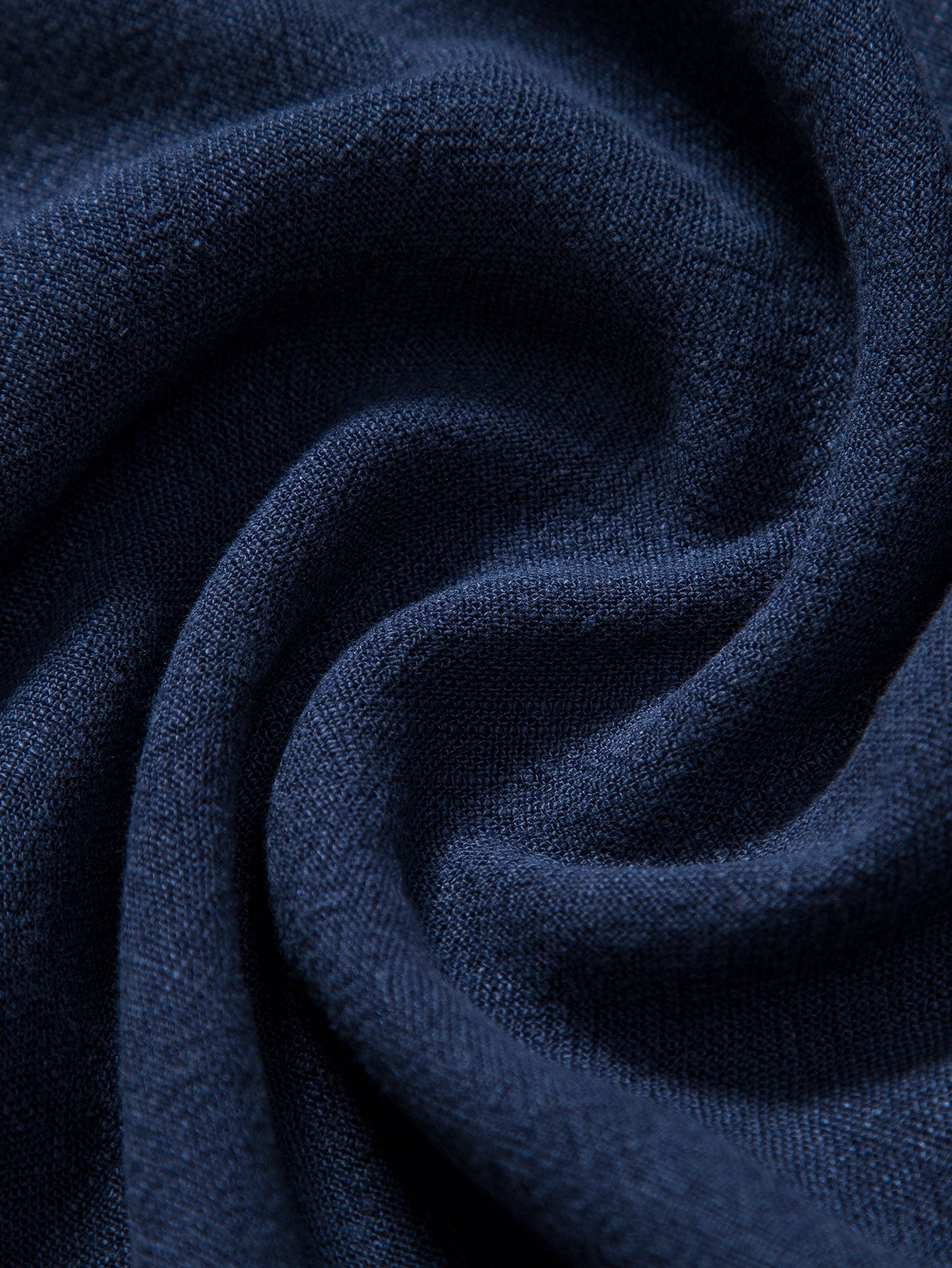 Camisa Riviera azul marino: tela lisa con textura visible