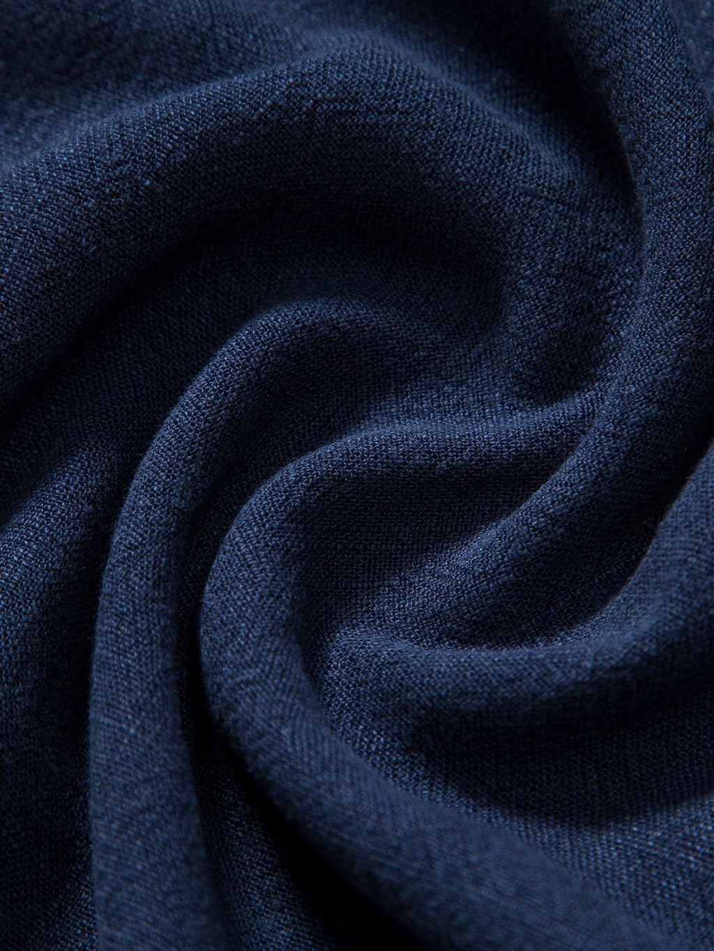 Tela de lino color azul marino, textura tejida visible