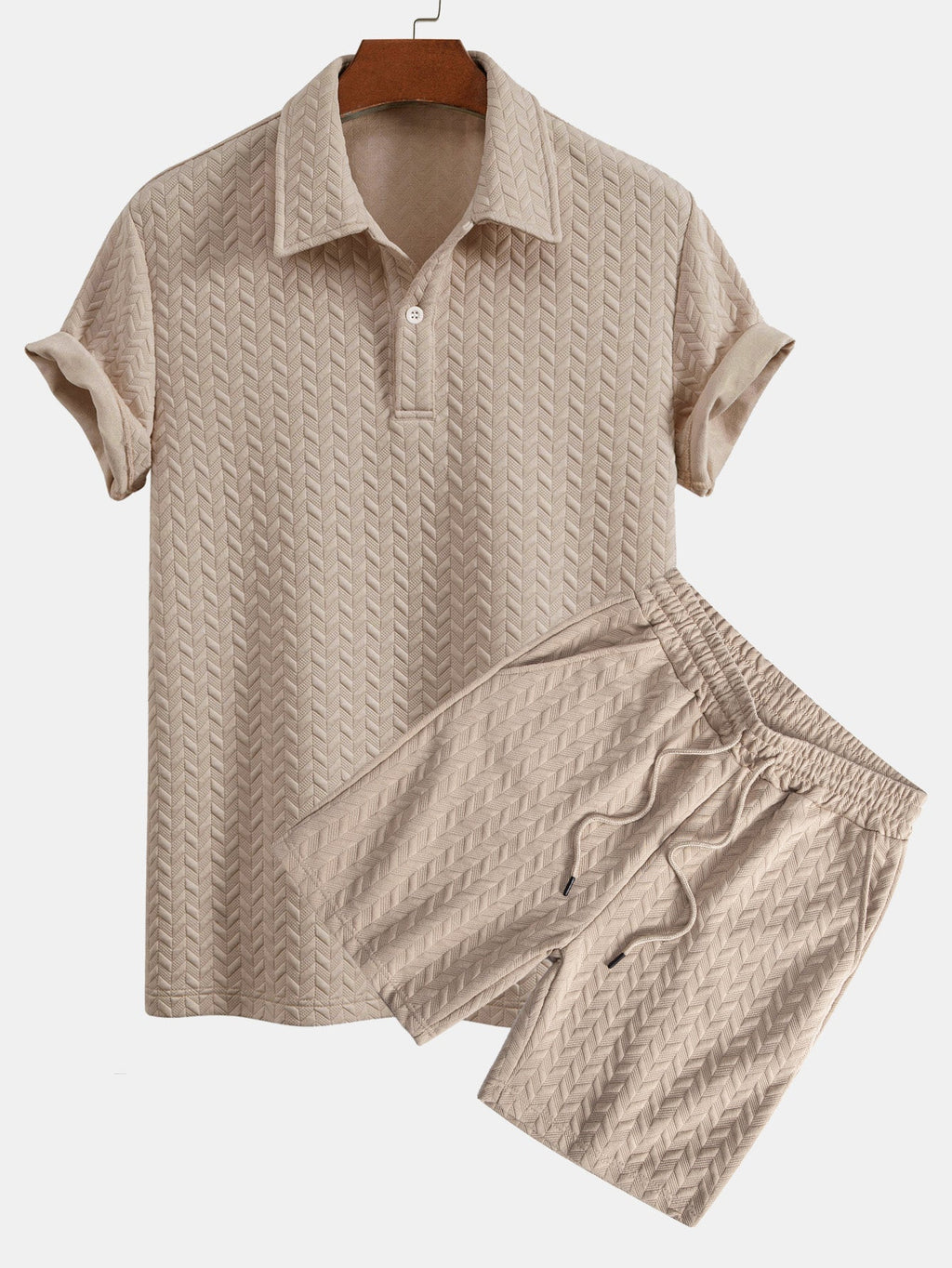 Conjunto polo y pantalón corto de jacquard geométrico color arena, con botones y cierre.