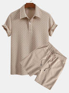 Conjunto polo y pantalón corto de jacquard geométrico color arena, con botones y cierre.