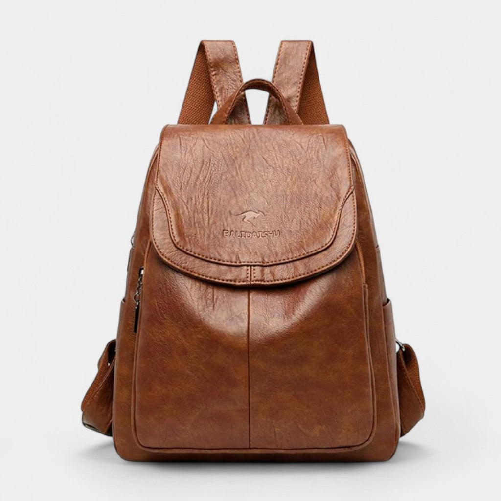 Mochila marrón con solapa frontal y asa superior, bolsillo delantero y correas ajustables