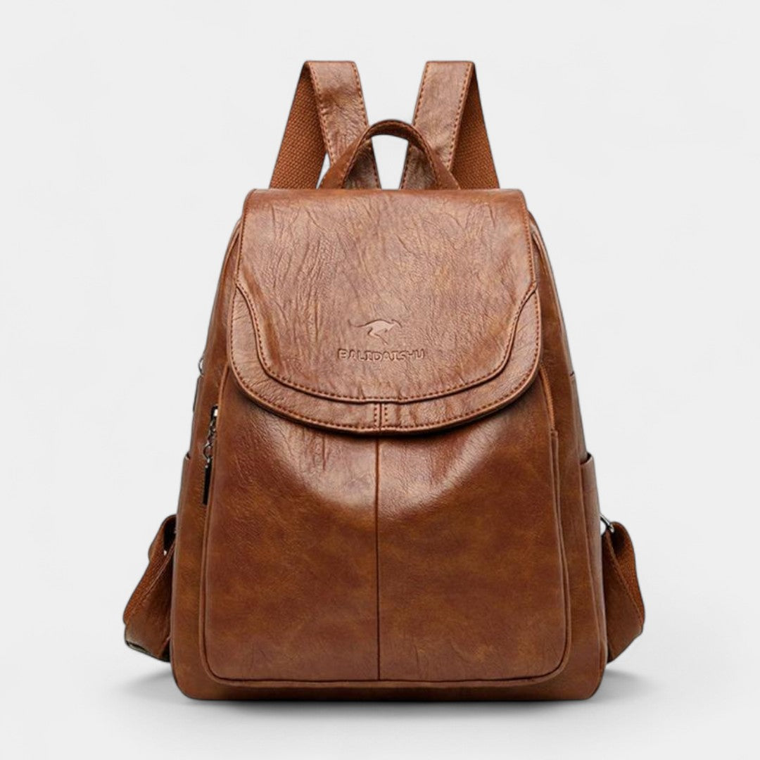 Mochila marrón con solapa frontal y asa superior, bolsillo delantero y correas ajustables