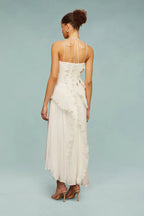 Vestido midi blanco con espalda abierta y tirante fino, volantes fruncidos en capas.