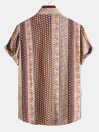 Camisa estampada de espalda, con rayas verticales claras y detalles azules y marrones.
