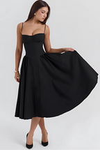 Vestido NOVA negro de tirantes finos con falda amplia y vuelo