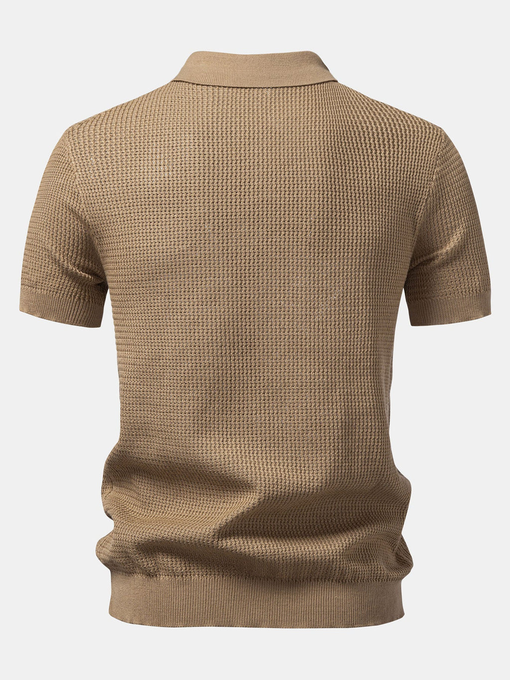 Polo de punto beige visto por la espalda, manga corta y cuello acanalado