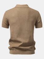 Polo de punto beige visto por la espalda, manga corta y cuello acanalado