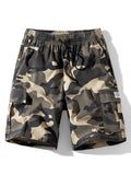 Pantalón corto de camuflaje gris con bolsillos tipo cargo y trabillas en los laterales