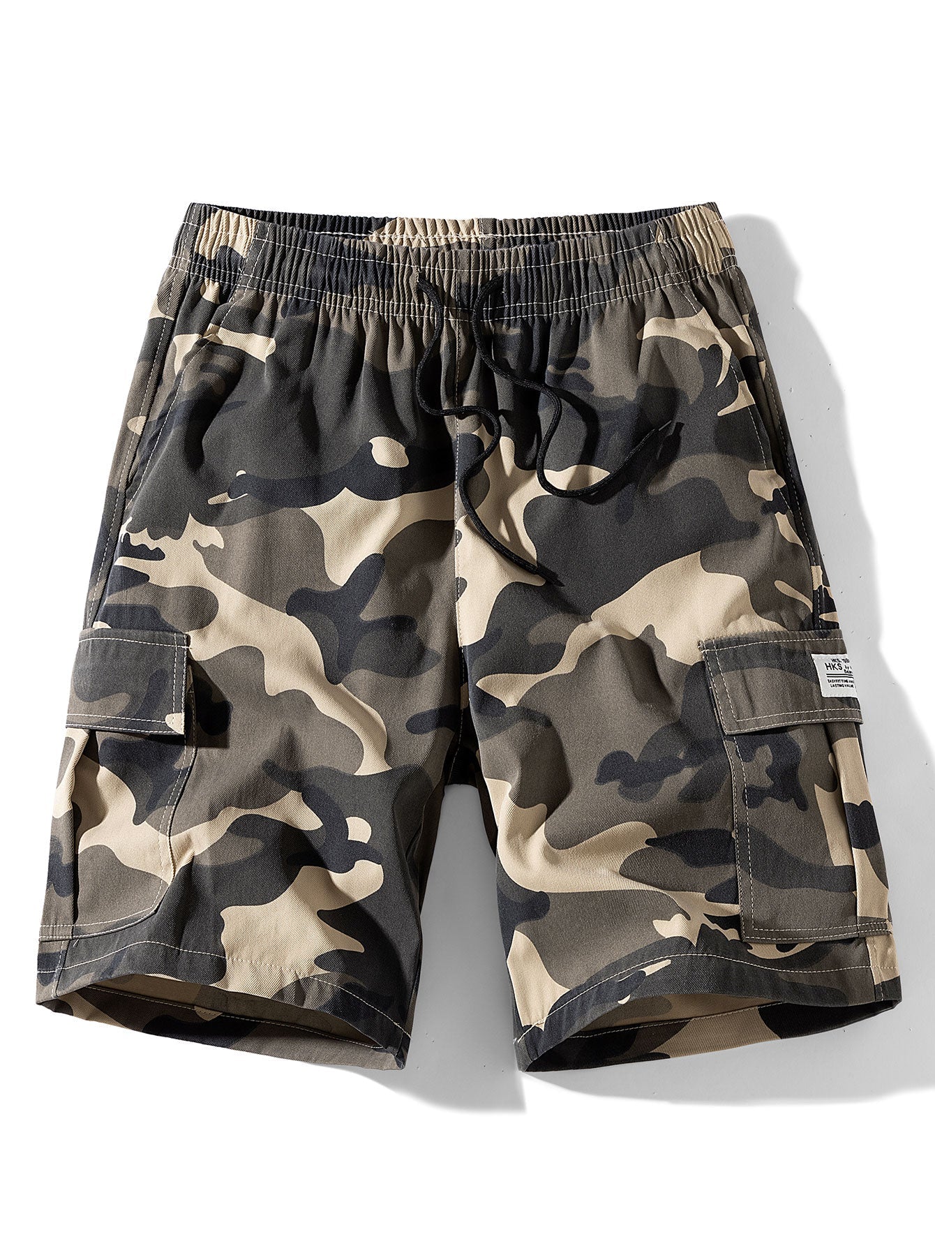 Pantalón corto de camuflaje gris con bolsillos tipo cargo y trabillas en los laterales